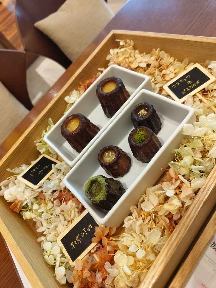 デザートのカヌレ。入れ物までお花がいっぱいで可愛らしくビュッフェ時のイメージングに参考になった。