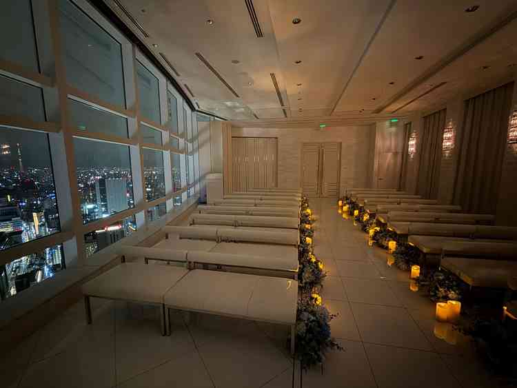 チャペルは開放感があり、多くの人が来ても対応出来そうな感じでした。