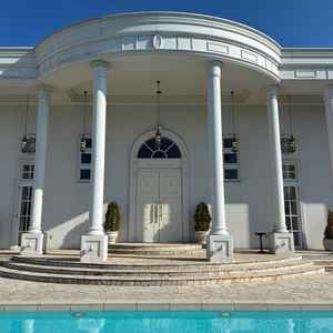 ホワイトハウスの外観写真。プールがあり、非日常を味わえる空間でした。