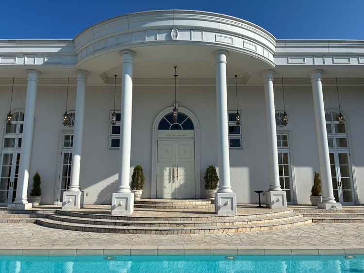 ホワイトハウスの外観写真。プールがあり、非日常を味わえる空間でした。