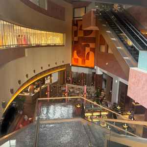 館内の様子。1階はお洒落なレストラン&バーがあり、ブライダルサロンはその奥の静かな場所にある。