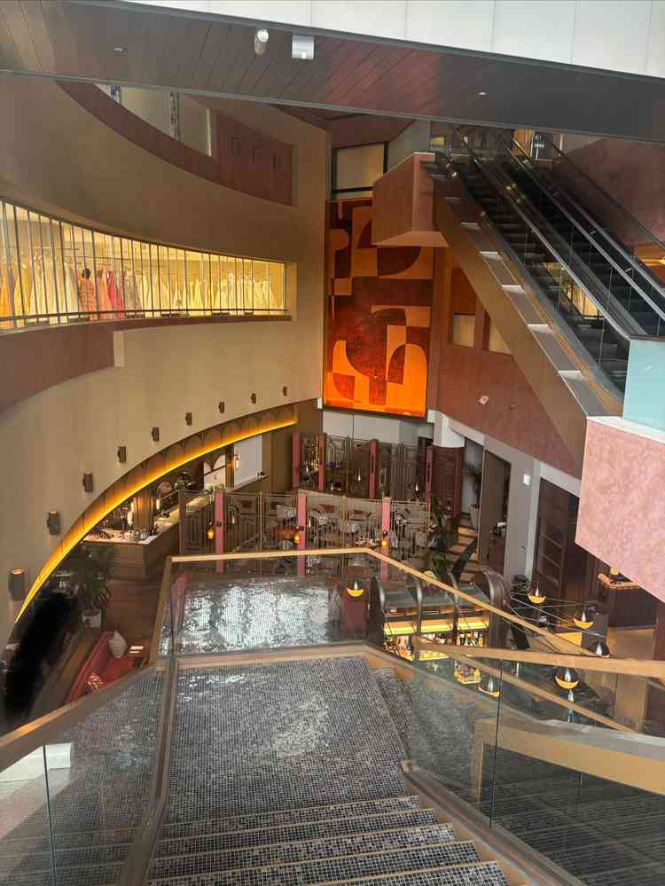 館内の様子。1階はお洒落なレストラン&バーがあり、ブライダルサロンはその奥の静かな場所にある。