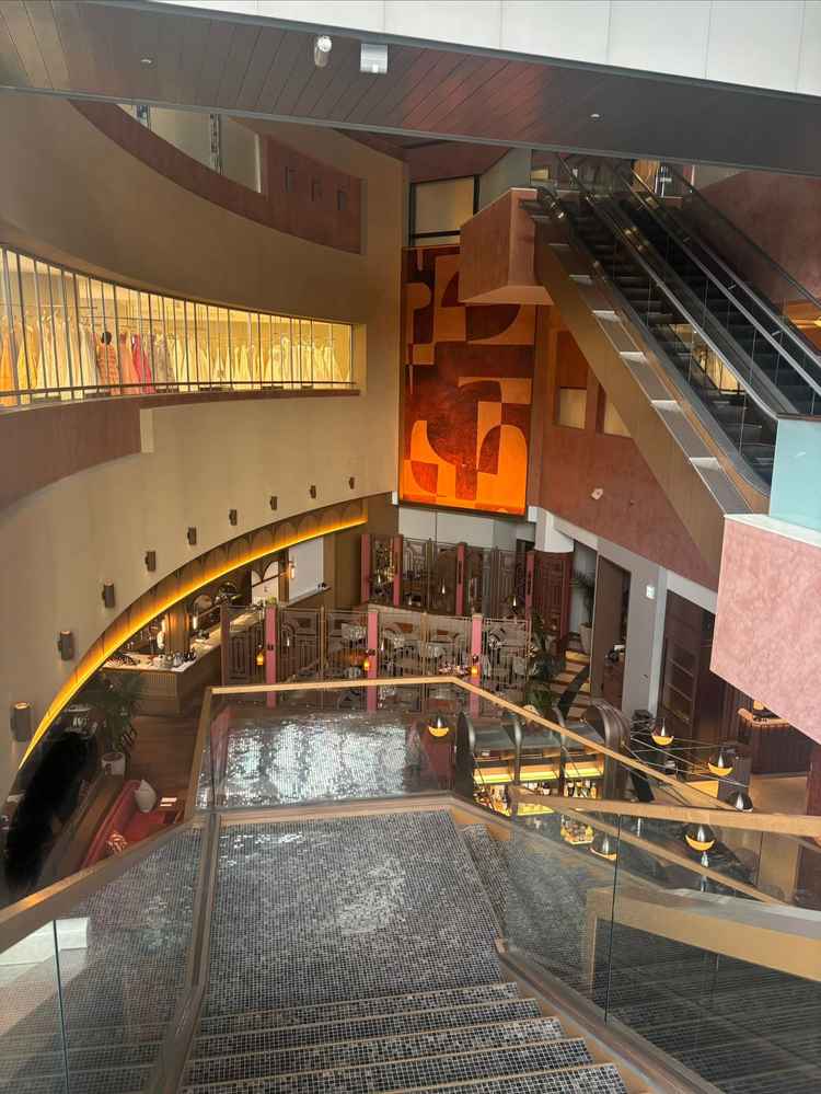 館内の様子。1階はお洒落なレストラン&バーがあり、ブライダルサロンはその奥の静かな場所にある。