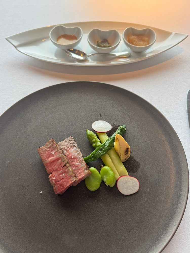 試食のメインディッシュ。かなり柔らかく、3種のソースで色々な味を楽しめました。
