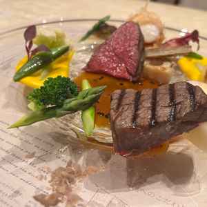 試食会のメインプレートです。お肉が柔らかく、お塩で食べるのが個人的に美味しかった