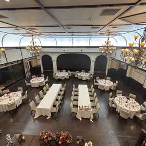 披露宴会場を上から撮影。テーブルレイアウトやテーブルクロスを変更できるので、好みの雰囲気づくりが可能