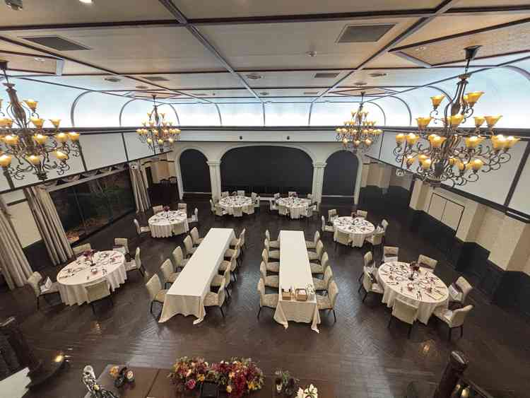 披露宴会場を上から撮影。テーブルレイアウトやテーブルクロスを変更できるので、好みの雰囲気づくりが可能