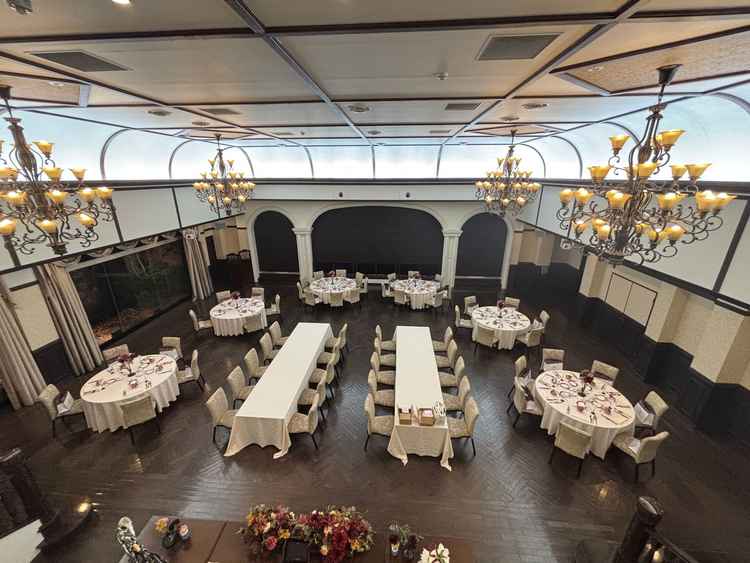 披露宴会場を上から撮影。テーブルレイアウトやテーブルクロスを変更できるので、好みの雰囲気づくりが可能