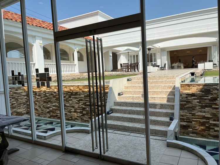 正門からガーデンを登るところで階段の高さが思ったよりある程度あり両側に水が流れて素敵でした。