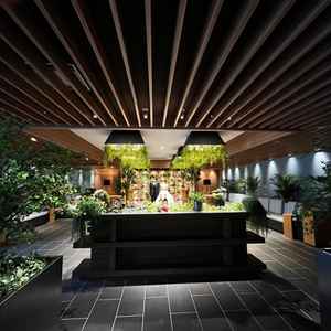 雨天時でも楽しめるガーデンルーム。緑あるオシャレな空間で気に入ったポイントのひとつです。