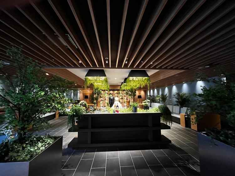 雨天時でも楽しめるガーデンルーム。緑あるオシャレな空間で気に入ったポイントのひとつです。