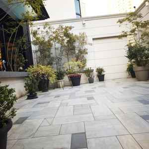 立派な門をくぐったら街から一線をこえた感じでした。ガーデンはまだですが緑色で装飾されていました。