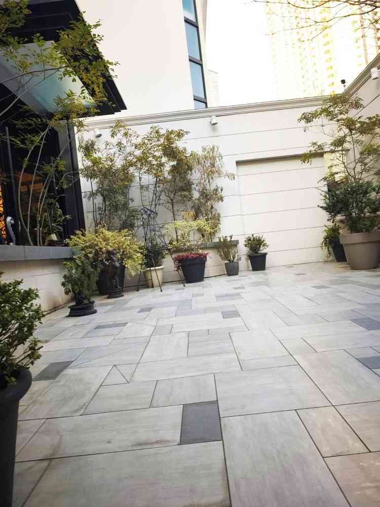 立派な門をくぐったら街から一線をこえた感じでした。ガーデンはまだですが緑色で装飾されていました。