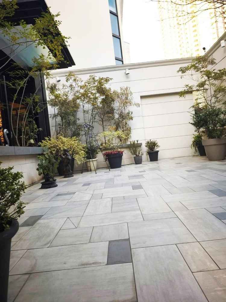 立派な門をくぐったら街から一線をこえた感じでした。ガーデンはまだですが緑色で装飾されていました。