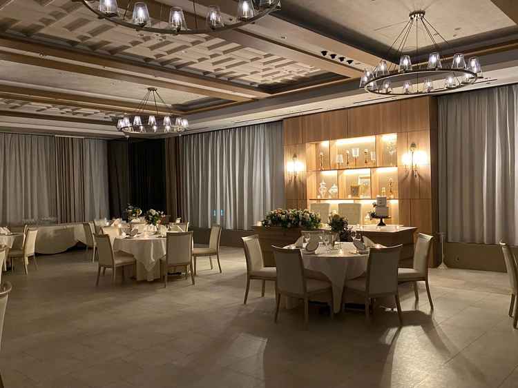 披露宴会場は少しホテルっぽさを感じるような清潔感に木目調の柔らかな雰囲気で素敵でした。