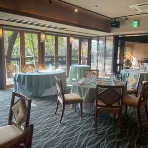 披露宴会場（テラスルーム）です。窓からも光が入って来ていい雰囲気で過ごせそうでした。