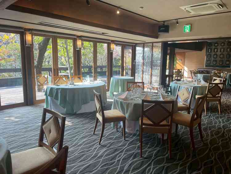 披露宴会場（テラスルーム）です。窓からも光が入って来ていい雰囲気で過ごせそうでした。