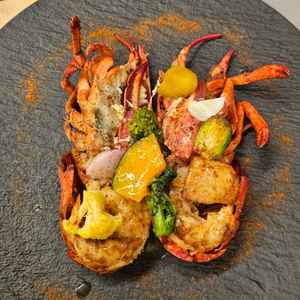 メイン料理(魚)。エスニックなパウダーがかかっていました。味のバランスが良く、おいしかったです。