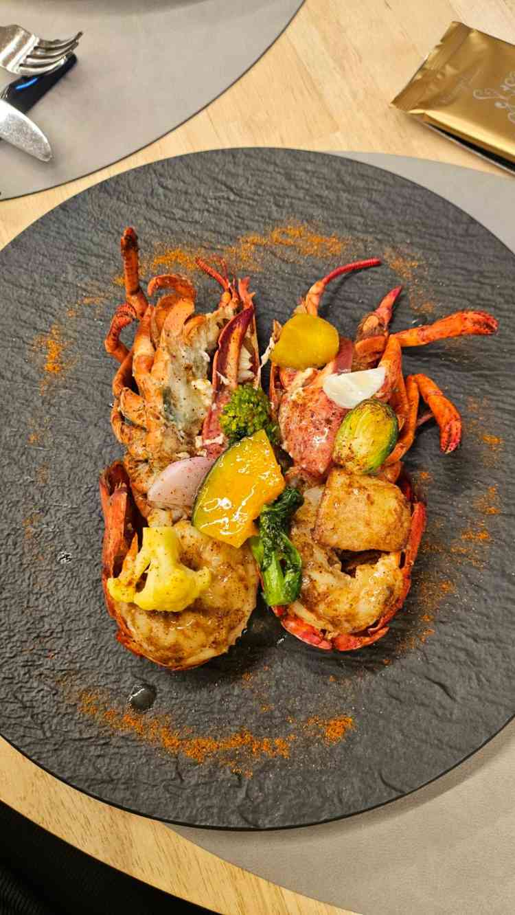 メイン料理(魚)。エスニックなパウダーがかかっていました。味のバランスが良く、おいしかったです。