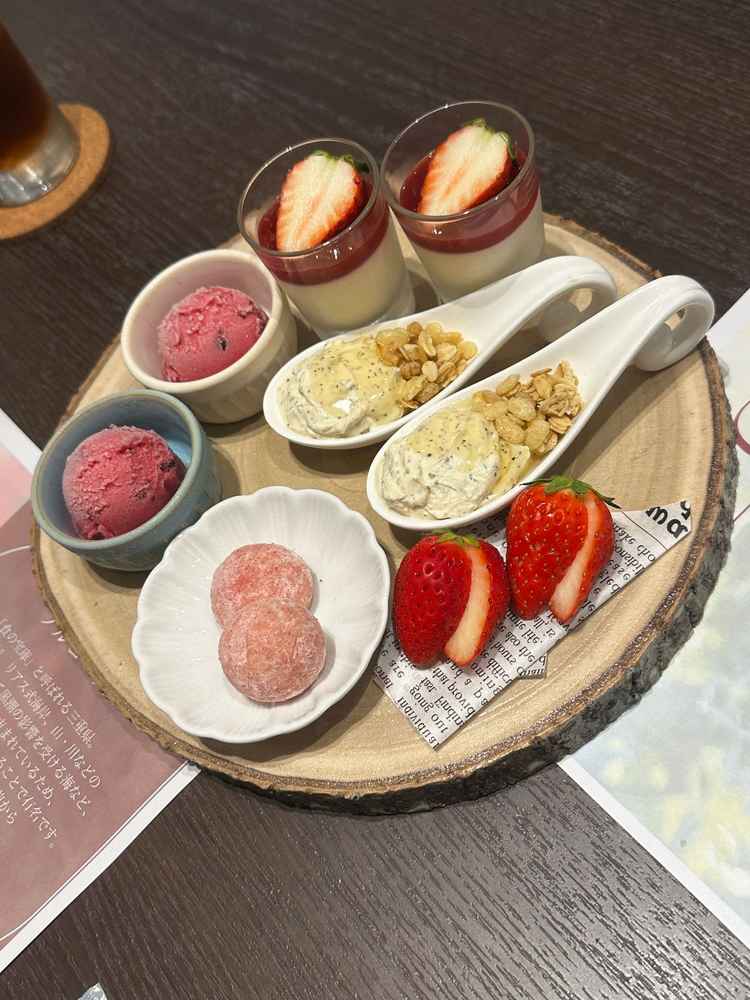 コースのデザートを試食しました。普段からカフェ営業されておりクオリティが高く美味しかったです。