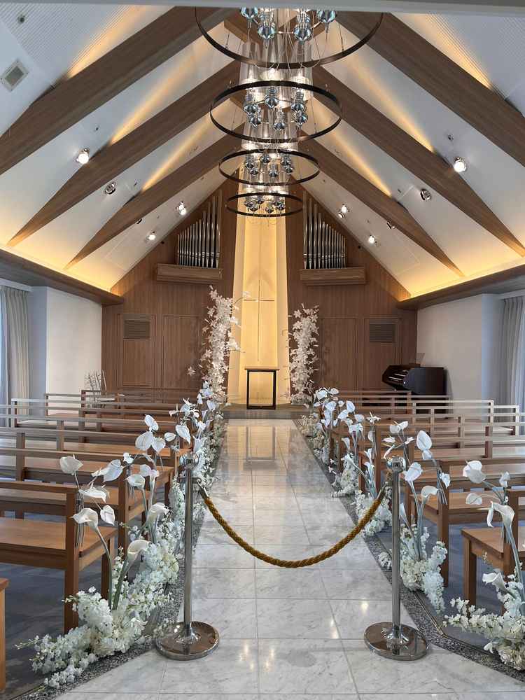 チャペルに入った瞬間はパッと明るく、デザインは木目調と白で大人っぽさもあり色気のある素敵空間だった。