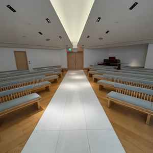 イスが斜めを向いているのでどの位置からでも新郎新婦がよく見えるチャペルでした。