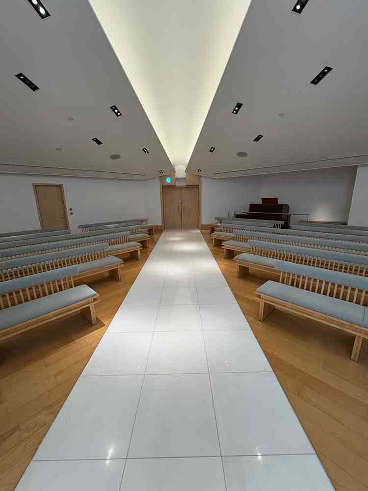 イスが斜めを向いているのでどの位置からでも新郎新婦がよく見えるチャペルでした。