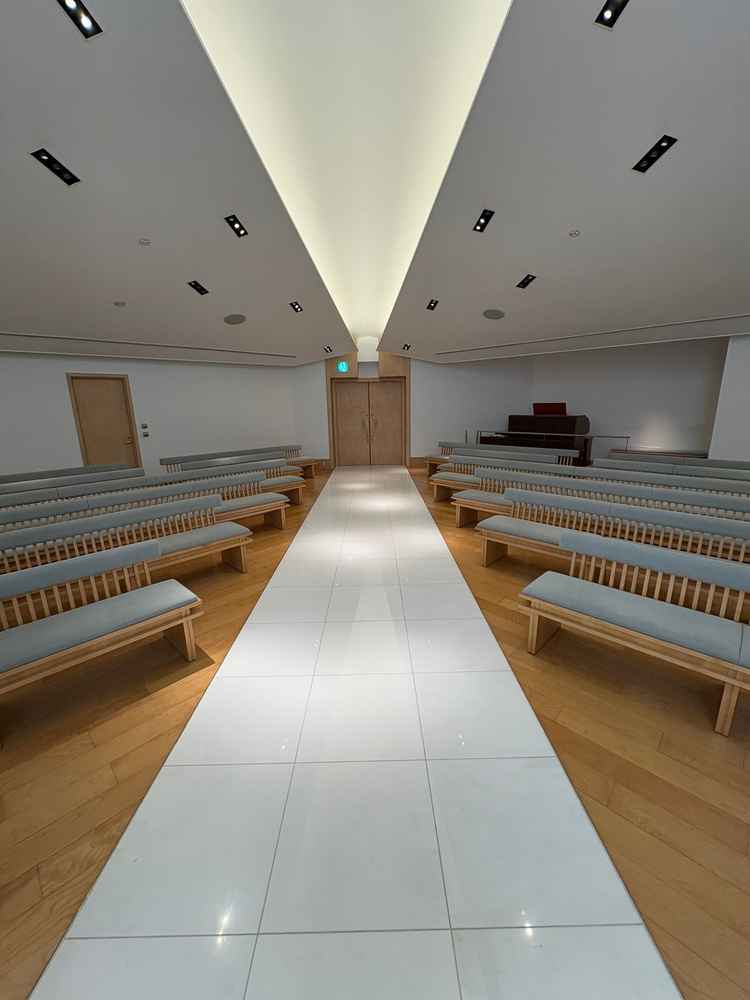 イスが斜めを向いているのでどの位置からでも新郎新婦がよく見えるチャペルでした。