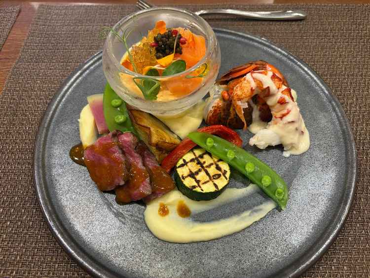 試食のプレートです。前菜からメインまでちょっとずつ試食できてよかったです。