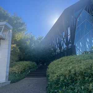 森のチャペルから出たところ。ここでフラワーシャーがある。雨が降ったら悲しいが晴れたらサイコー！！