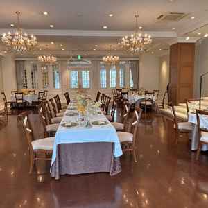 ２つ目の披露宴会場。木目調で落ち着きがある。