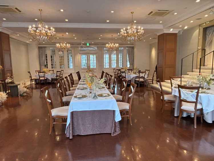 ２つ目の披露宴会場。木目調で落ち着きがある。