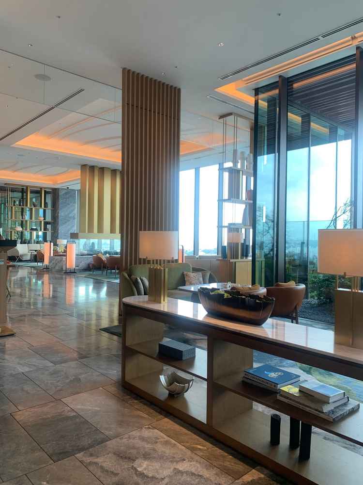 ホテル受付フロア(23階)。ゲストは行くことがないため、混雑を感じないのが良い。フォトスポットが多い