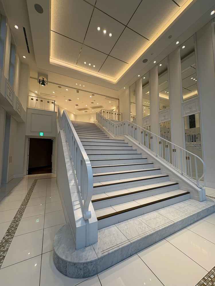 挙式後に披露宴会場へ進む階段。この場所でフラワーシャワーをしたあと、記念撮影するイメージが湧きました