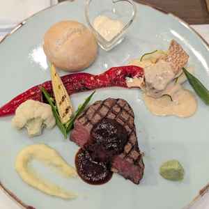 お料理は、試食でいただいたところ、肉料理がジューシーで美味しく感じました。ソースも工夫があり良かった
