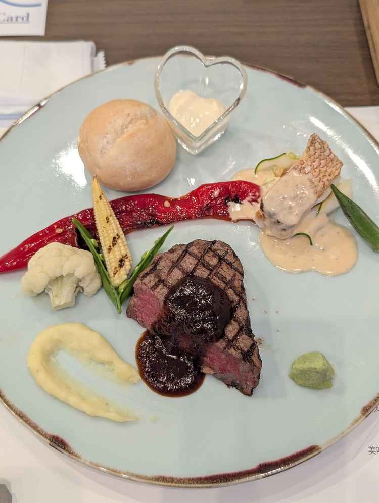 お料理は、試食でいただいたところ、肉料理がジューシーで美味しく感じました。ソースも工夫があり良かった