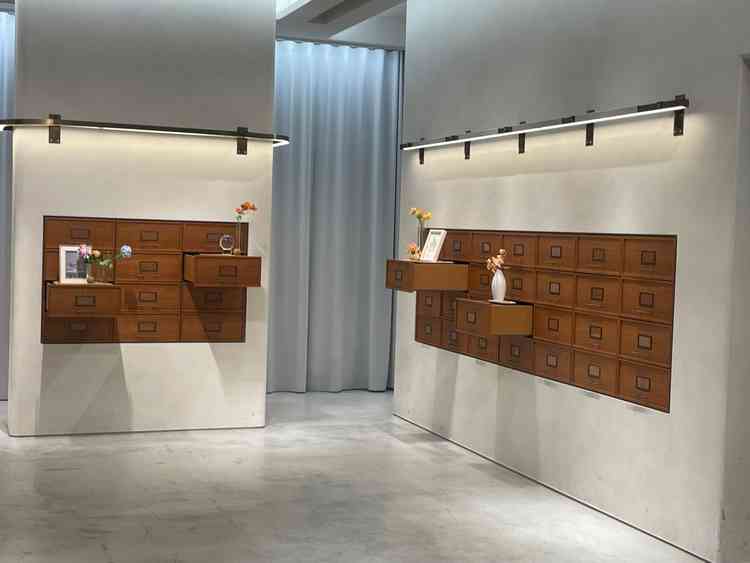 披露宴会場の前のブースで、たくさん引き出しがあり、これを使用した飾りを考えるのが楽しそうでした。