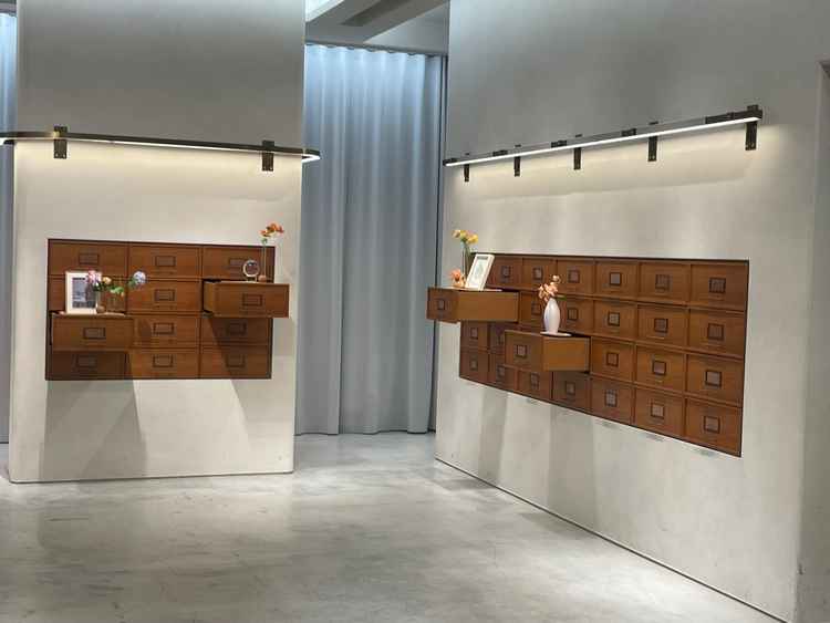 披露宴会場の前のブースで、たくさん引き出しがあり、これを使用した飾りを考えるのが楽しそうでした。