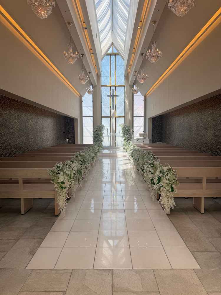 チャペルがスワロフスキーで虹色に輝いてて素敵😍