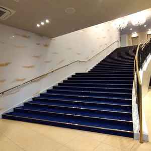 会場入口には人力車と大階段があり、華やかさを感じます。