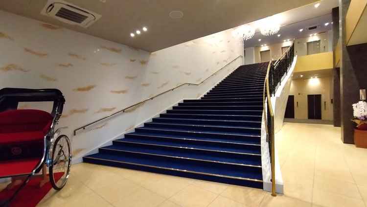 会場入口には人力車と大階段があり、華やかさを感じます。