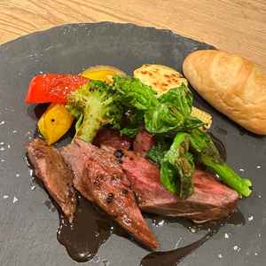 お肉料理を試食しましたが、とても美味しく、付け合わせの野菜もパンも全て本当に美味しかったです。