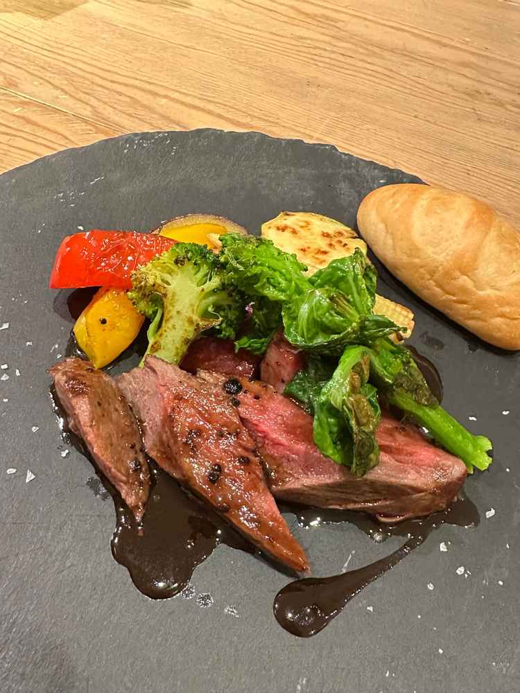 お肉料理を試食しましたが、とても美味しく、付け合わせの野菜もパンも全て本当に美味しかったです。