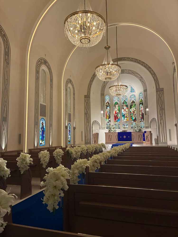 青いカーペットのバージンロードが素敵でした。