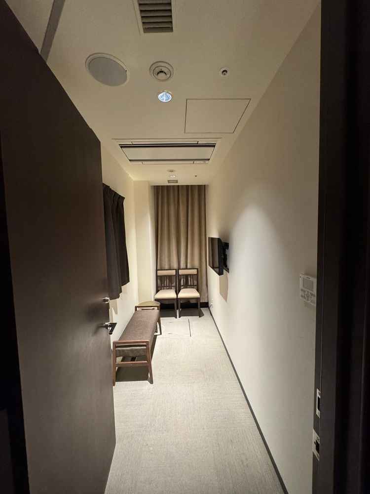 挙式会場横の小部屋です。小さいお子さんの控室として、新郎新婦が挙式前の様子を見るために利用可能です。