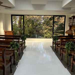 チャペルは緑が見えて天井も日が入るので明るい雰囲気