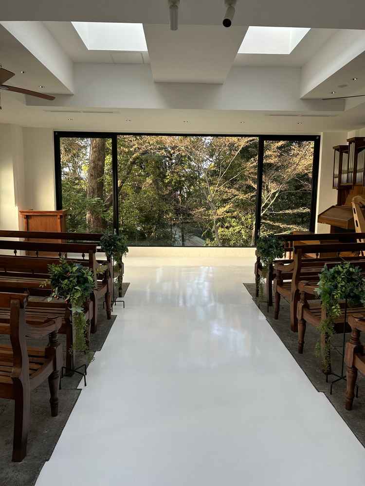 チャペルは緑が見えて天井も日が入るので明るい雰囲気