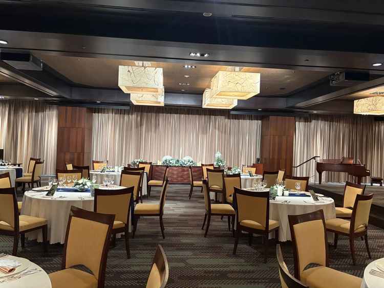 披露宴会場、カーテンが開くと木々が綺麗