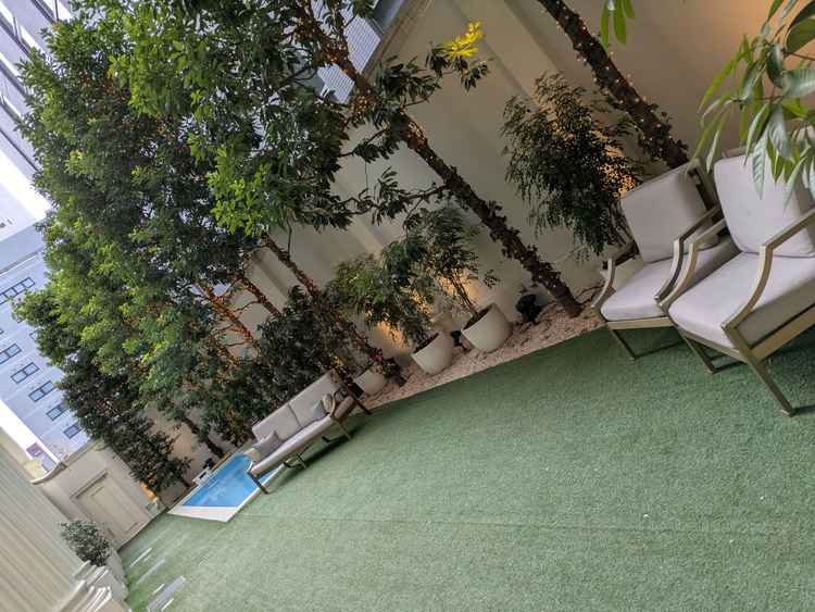 披露宴会場から出たところのガーデン。ここでケーキ入刀もできるとのこと。ゲストと距離が近くなるのが良い