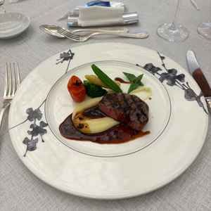 メインのお肉料理。お肉もすごく柔らかくてソースも美味しかった。